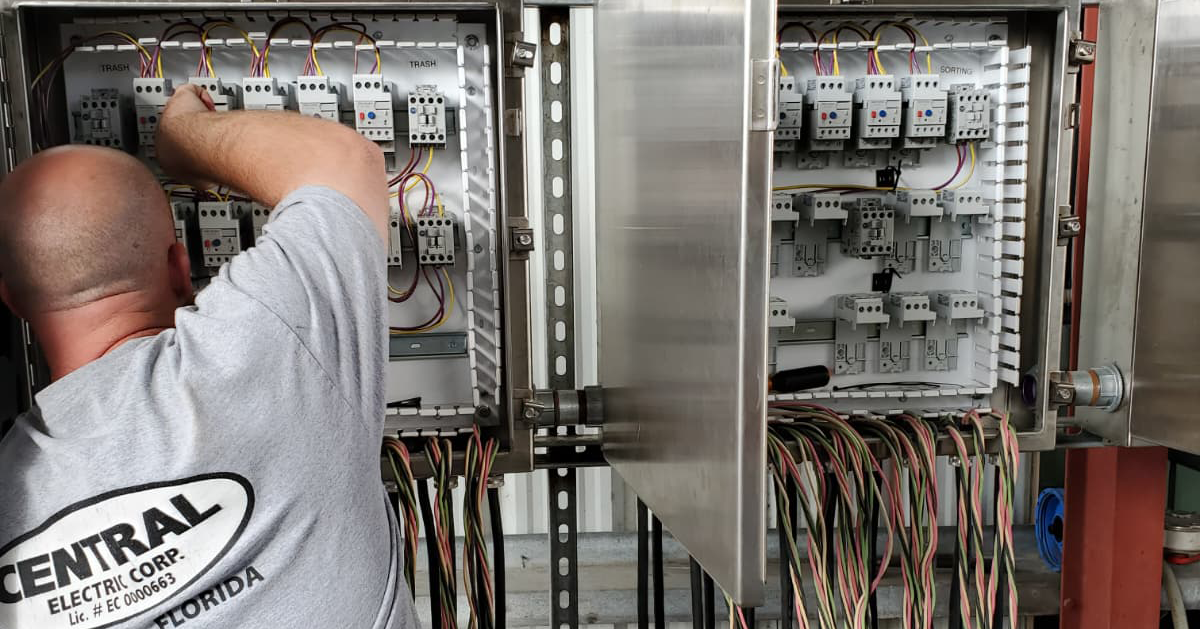 Empleado de la compañía trabajando en un panel de control